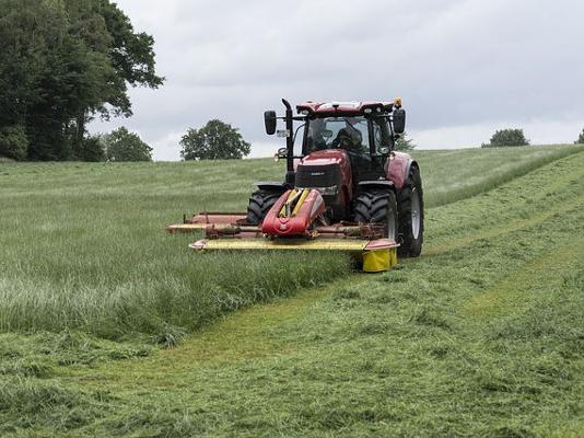 Silage Gras mähen vorne